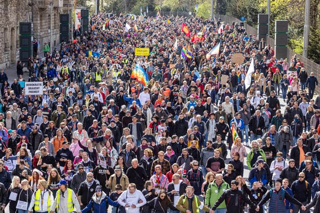 Lateral thinkers and other opponents of the pandemic restrictions have demonstrated in Stuttgart without distance and mostly without protective masks At least four demos with 2500 participants were registered, but far more came Here the procession of demonstrators through the city center via the B10 B14 to the of