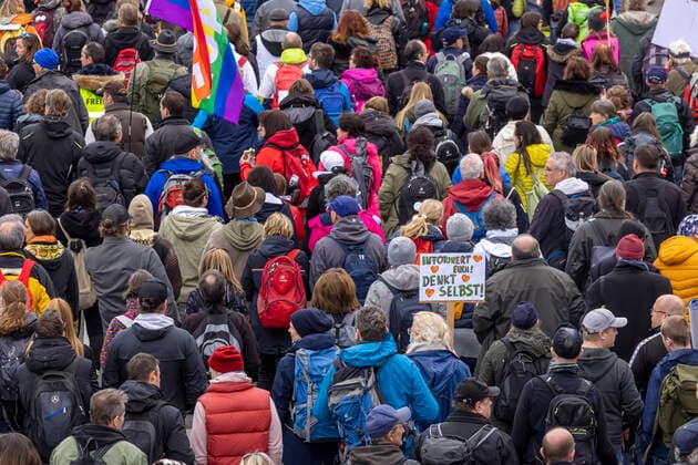 Lateral thinkers and other opponents of the pandemic restrictions have demonstrated in Stuttgart without distance and largely without protective masks At least four demos with 2500 participants were registered, but far more came Here the procession of demonstrators through the city center via the B10 B14