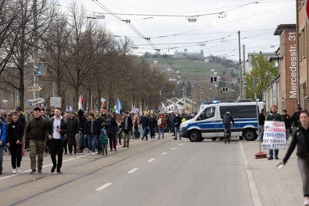 Stuttgart Querdenken 711 demo at Cannstatter Wasen, Stuttgart, 03 04 2021, Querdenken 711 demo at Cannstatter Wasen, Stuttgart Bad Cannstatt, demonstrators with placards, 03 04 2021, Copyright: xEIBENR DROFITSCHx EP_ddh