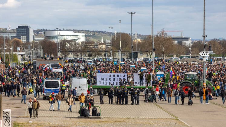 Stuttgart Querdenken 711 demo at Cannstatter Wasen, Stuttgart, 03 04 2021, Querdenken 711 demo at Cannstatter Wasen, Stuttgart Bad Cannstatt, demonstrators with placards, 03 04 2021, Copyright: xEIBENR DROFITSCHx EP_ddh