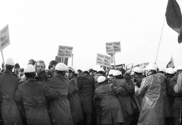 Bundesweite Aktion Widerstand 1970 DEU, Deutschland, Bonn, Hamburg, Essen, Bochum: Die rechtsradikale Aktion Widerstand der NPD war eine bundesweite Antwort auf die Politik Willy Brandt auf Verstaendigung mit dem Osten im Jahre 1970. Diese erzeugten eine teils wuetende Reaktion linker Parteien und Gruppen bei den Au Auftritten von Alt-und Neonazis. DEU, Germany, Bonn, Hamburg, Essen, Bochum: The right-wing radical action Resistance of the NPD was a nationwide response to Willy Brandt s policy of understanding with the East in 1970, which generated a sometimes furious reaction from left-wing parties and groups at the appearances of old and neo-Nazis. NRW *** Nationwide action Resistance 1970 DEU, Germany, Bonn, Hamburg, Essen, Bochum The rig