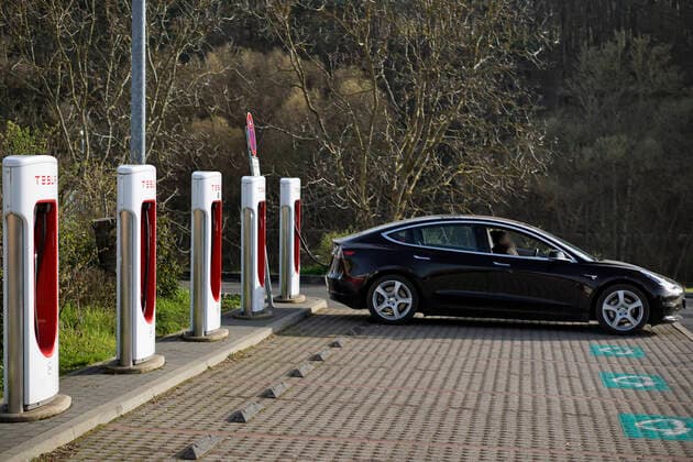 03 04 2021, Motorway service station Autohof Wertheim on the BAB 3 near Wertheim in Bavaria Charging stations for electric cars Tesla Supercharger, the fully automatic fast-charging stations for Tesla vehicles 03 04 2021, Motorway service stations 03 04 2021, Motorway service stations
