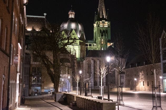 Like an abandoned city at the most central point of the city, the Katschhof. Aachen on Easter vigil between 10 p.m. and 11 p.m. A liturgy for Easter vigil takes place in Aachen Cathedral. In Aachen on April 3, 2021. GERMANY - AACHEN - EASTER Easter 2021 Covid Pandemic