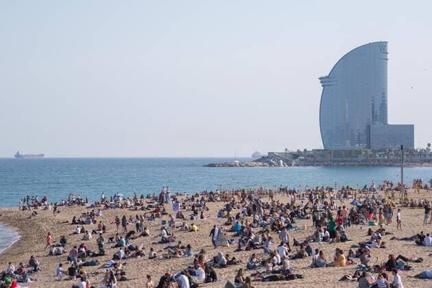 April 3, 2021, Barcelona, Catalonia, Spain: A crowd of people seen on the beach of Barceloneta..The Barceloneta Beach in Barcelona is full in the 2021 beach season. In a state of alarm due to the corona virus pandemic, in Catalonia, the use of facemasks and safety distance is mandatory in all public spaces to contain the spread of COVID- 19 pandemic. Barcelona Spain - ZUMAs197 20210403_zab_s197_016 Copyright: xThiagoxPrudenciox