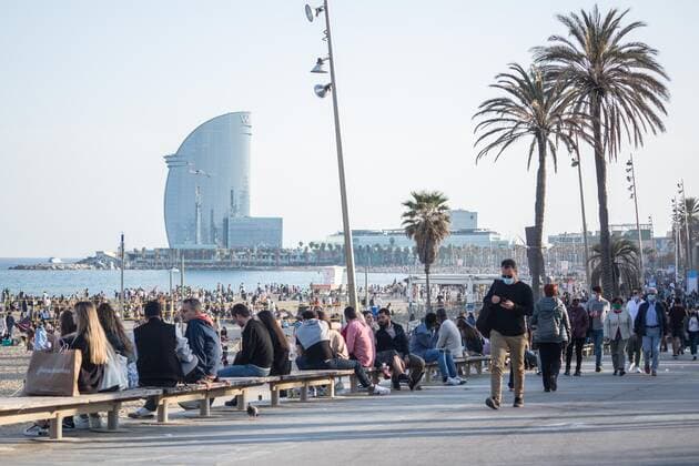 April 3, 2021, Barcelona, Catalonia, Spain: People seen on Barceloneta beach promenade..The Barceloneta Beach in Barcelona is full in the 2021 beach season. In a state of alarm due to the corona virus pandemic, in Catalonia, the use of facemasks and safety distance is mandatory in all public spaces to contain the spread of COVID- 19 pandemic. Barcelona Spain - ZUMAs197 20210403_zab_s197_022 Copyright: xThiagoxPrudenciox
