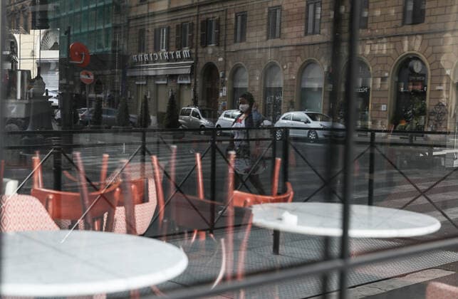 News Bilder des Tages (210404) -- ROME, April 4, 2021 -- A woman wearing a face mask is reflected in the window of a closed restaurant in Rome, Italy, April 3, 2021. Italy is spending Easter in lockdown after the government made the whole nation a COVID-19 red zone from Saturday to Easter Monday. ) ITALY-ROME-EASTER-LOCKDOWN ChengxTingting 