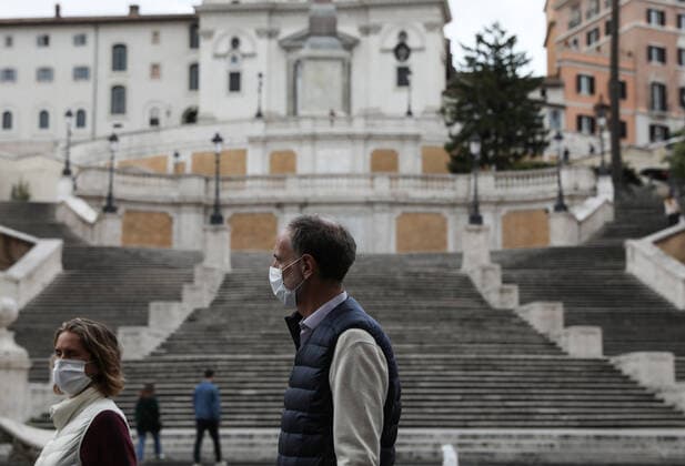 (210404) -- ROME, April 4, 2021 -- People walk past Spanish Steps in Rome, Italy, April 3, 2021. Italy is spending Easter in lockdown after the government made the whole nation a COVID-19 red zone from Saturday to Easter Monday. ) ITALY-ROME-EASTER-LOCKDOWN ChengxTingting 