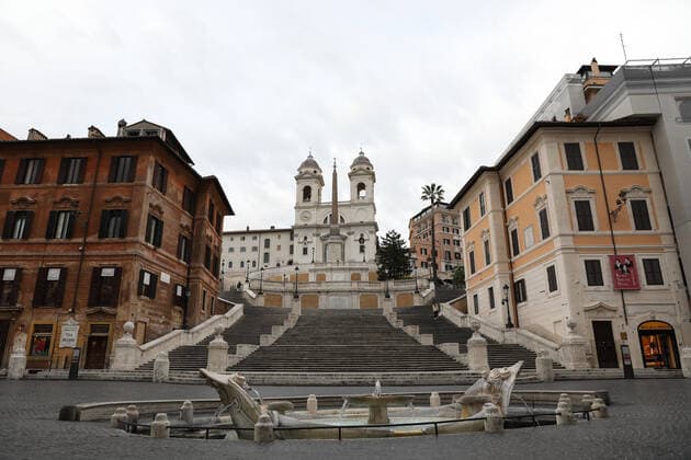 (210404) -- ROME, April 4, 2021 -- People walk on Spanish Steps in Rome, Italy, April 3, 2021. Italy is spending Easter in lockdown after the government made the whole nation a COVID-19 red zone from Saturday to Easter Monday. ) ITALY-ROME-EASTER-LOCKDOWN ChengxTingting 