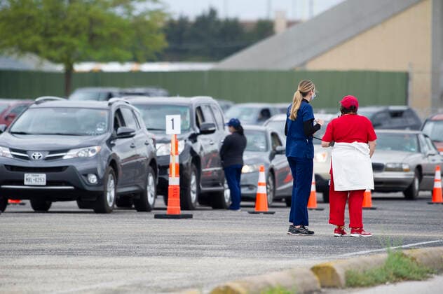 April 03, 2021: Mass drive-thru COVID-19 vaccination site at the Toney Burger Activity Center in South Austin, cars continue to line up on Saturday evening. Austin, Texas. CSM. Austin United States of America - ZUMAc04_ 1001932921st Copyright: xMarioxCantux