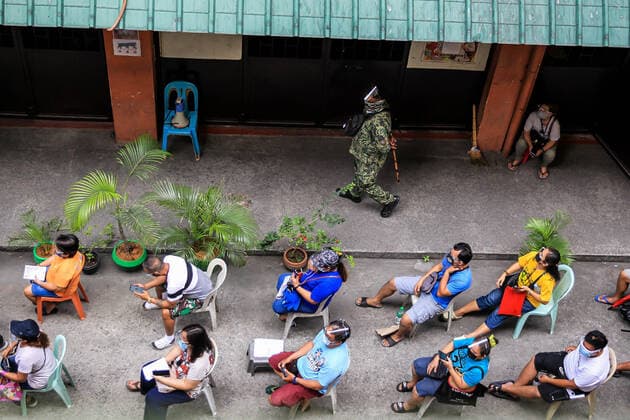 News Bilder des Tages (210404) -- MANILA, April 4, 2021 -- Residents wait to be inoculated with CoronaVac COVID-19 vaccines, made by Sinovac Biotech, at a vaccination site in Manila, the Philippines on April 4, 2021. The Philippines Department of Health (DOH) reported 11,028 new COVID-19 infections on Sunday, bringing the total number of confirmed cases in the Southeast Asian country to 795,051. The death toll climbed to 13,425 after two more patients died from the viral disease, the DOH said. ) PHILIPPINES-MANILA-COVID-19-VACCINATION RouellexUmali 