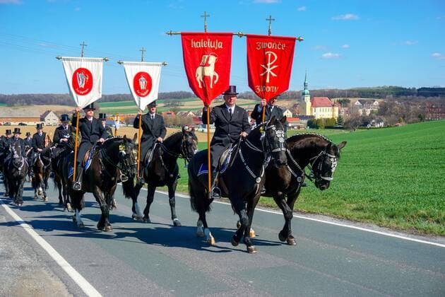 Crostwitz - Unter strengen Pandemie-Auflagen: Osterreiter verkünden Auferstehung 04.04.2021¨Radibor, Dorfplatz, Ortslage und Kirche Maria Rosenkranzkönigin¨Fotograf: LausitzNews Antonia Lehder¨¨Die Tradition des Osterreitens wird in der sorbischen Oberlausitz seit mehr als fünf Jahrhunderten gepflegt. In neun verschiedenen Prozessionen machen sich hunderte Reiter mit geschmückten Pferden auf den Weg, um die frohe Botschaft der Auferstehung Christi ins Land hinaus zu tragen. Der Brauch ist ein Glaubensbekenntnis der katholischen Sorben. Es nehmen ausschließlich Männer teil.¨Das Jahr 2020 war in der Geschichte des Osterreitens das erste Jahr, in dem die Reiter pandemiebedingt nicht reiten durften. Zum Osterfest war es damals e Copyright: xLausitzNews.de AntoniaxLehderx