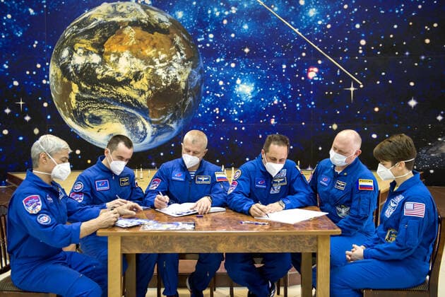 Bilder des Jahres 2021, News 04 April News Themen der Woche KW13 News Bilder des Tages KYZYLORDA REGION, KAZAKHSTAN - APRIL 4, 2021: NASA astrounaut Mark Vande Hei, Roscosmos cosmonauts Pyotr Dubrov, Oleg Novitsky, Anton Shkaplerov, Oleg Artemyev and NASA astrounaut Anne McClain (L-R) of the ISS Expedition 65 prime and backup crews pose at the Baikonur Cosmodrome History Museum the final configuration of the Soyuz MS-18 spacecraft named after Soviet cosmonaut Yuri Gagarin. The Soyuz MS-18 launch is scheduled for April 9, 2021. Yuri Gagarin Cosmonaut Training Centre TASS THIS IMAGE WAS PROVIDED BY A THIRD PARTY. EDITORIAL USE ONLY  TS0FB838