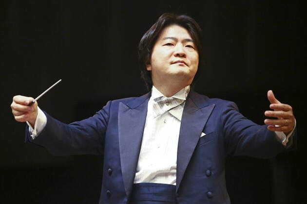 Bilder des Jahres 2021, Entertainment 04 April Entertainment Themen der Woche KW13 Entertainment Bilder des Tages NOVOSIBIRSK, RUSSIA - APRIL 4, 2021: Japanese conductor Kazuki Yamada performs with the Novosibirsk Philharmonic Orchestra during the premiere of the Tobolsk Princesses concerto by composer Yelena Demidova at Arnold Kats State Concert Hall as part of the 2021 Trans-Siberian Art Festival. Kirill Kukhmar TASS  TS0FB841