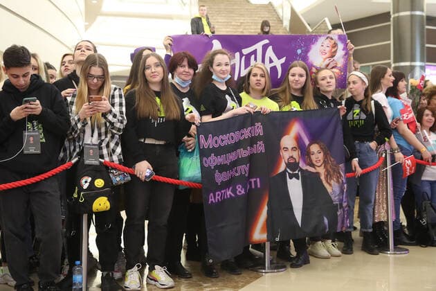 MOSCOW REGION, RUSSIA - APRIL 4, 2021: Fans of the Artik & Asti band gather before the 2021 Zhara Music Awards ceremony at the Crocus City Hall. Vyacheslav Prokofyev TASS  TS0FB844