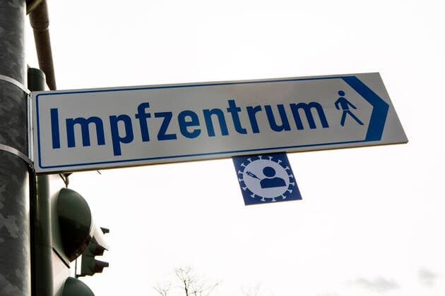 Signpost to a Corona Vaccination Centre Signpost to a Corona Vaccination Centre
