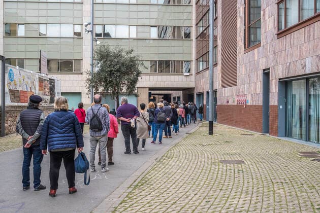 April 4, 2021, Barcelona, Spain: A queue of people is seen at the vaccination point of the Faculty of Geography and History waiting to receive the AstraZeneca vaccine..Queues in Barcelona to get vaccinated against Covid-19 during the Holy Week at the vaccination point of the Faculty of Geography and History. Barcelona Spain - ZUMAs197 20210404_zaa_s197_014 Copyright: xPacoxFreirex