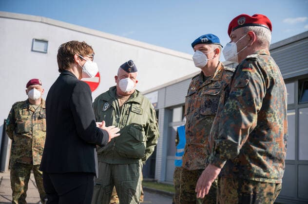 The vaccination center of the German Federal Armed Forces starts the around the clock vaccination enterprise The Federal Minister of Defense Annegret Kramp Karrenbauer red blouse gives together with Prime Minister Tobias Hans blue suit and Health Minister Monika Bachmann blazer pink on Easter Sunday 04 04 2021 the starting signal for the extended operating times in the bub