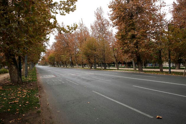 Santiago, 4 April 2021 Low activity in streets and parks of the capital during the quarantine by coronavirus This Monday begin the new measures against the pandemic, curfew at 21 hours and restricted travel permits Marcelo Hernandez Atonchile, Santiago Chile Aton 499610  Copyright: MARCELOxHERNANDEZ ATONCHILE