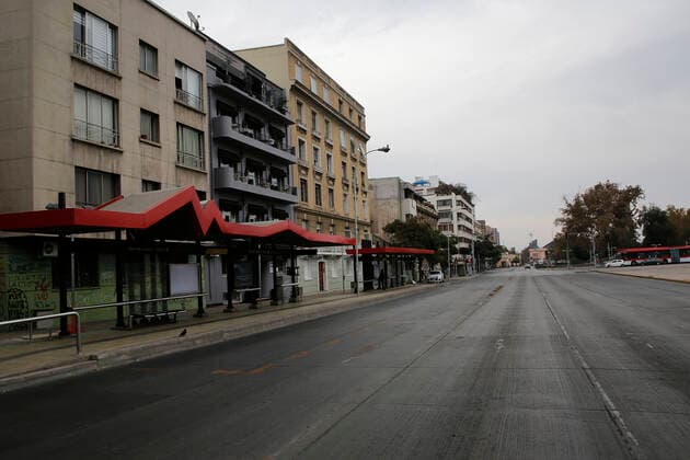 Santiago, 4 April 2021 Low activity in streets and parks of the capital during the quarantine by coronavirus This Monday begin the new measures against the pandemic, curfew at 21 hours and restricted travel permits Marcelo Hernandez Atonchile, Santiago Chile Aton 499613  Copyright: MARCELOxHERNANDEZ ATONCHILE