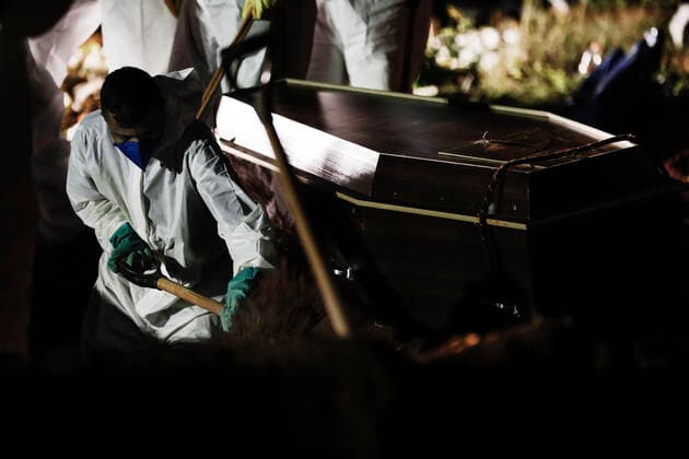 April 3, 2021, Sao Paulo, SP, Brazil: With almost 4 thousand deaths diary by Covid-19 in Brazil, night burials are a reality in the city of Sao Paulo for the exponential death increase. Some cemeteries in the state don t have more space for burials. In the photo gravediggers during a burial in the Vila Formosa cemetery. Sao Paulo Brazil - ZUMAc168 20210403_zap_c168_009 Copyright: xMarceloxChellox
