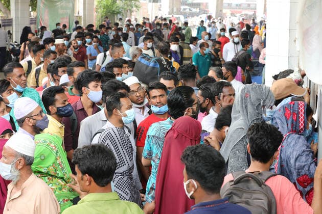 April 4, 2021, Dhaka, Dhaka, Bangladesh: April, 04, 2021 People wait for Ticket as they leaving the capital city during the lockdown following the COVID-19 coronavirus outbreak in Dhaka, Bangladesh Dhaka Bangladesh - ZUMAr338 20210404_zip_r338_022 Copyright: xHarun-Or-Rashidx