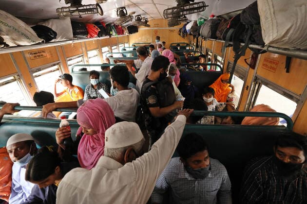 News Bilder des Tages April 4, 2021, Dhaka, Dhaka, Bangladesh: April, 04, 2021 People leaving the capital city during lockdown without social distancing and mask, Dhaka, Bangladesh Dhaka Bangladesh - ZUMAr338 20210404_zip_r338_023 Copyright: xHarun-Or-Rashidx
