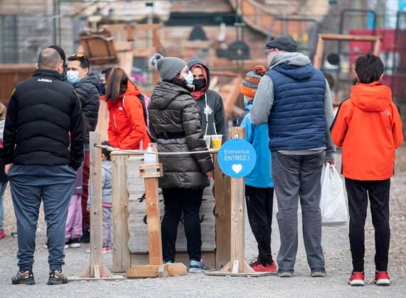 April 4, 2021, Montreal, PQ, Canada: People wear face masks as they wait to enter an attraction in the Old Port in Montreal, Sunday, April 4, 2021. Montreal Canada  - ZUMAc35_ 20210404_zaf_c35_036 Copyright: xGrahamxHughesx