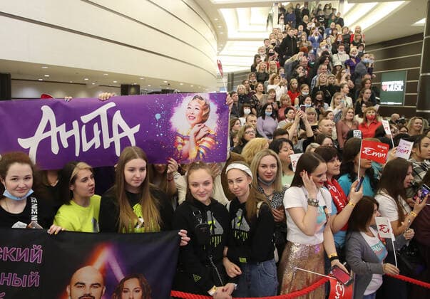 MOSCOW REGION, RUSSIA - APRIL 4, 2021: Spectators before the 2021 Zhara Music Awards ceremony at the Crocus City Hall. Vyacheslav Prokofyev TASS  TS0FB8C9
