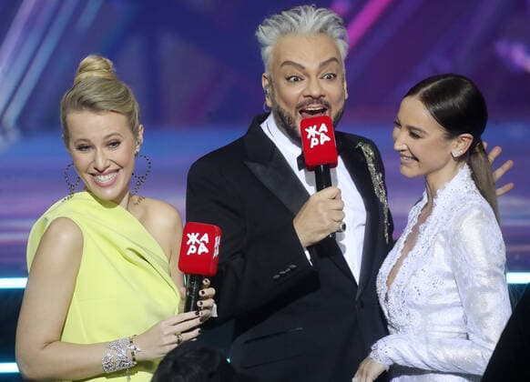 MOSCOW REGION, RUSSIA - APRIL 4, 2021: TV host Ksenia Sobchak, singer Filipp Kirkorov, and singer Olga Buzova (L-R) at the 2021 Zhara Music Awards ceremony at the Crocus City Hall. Vyacheslav Prokofyev TASS  TS0FB906