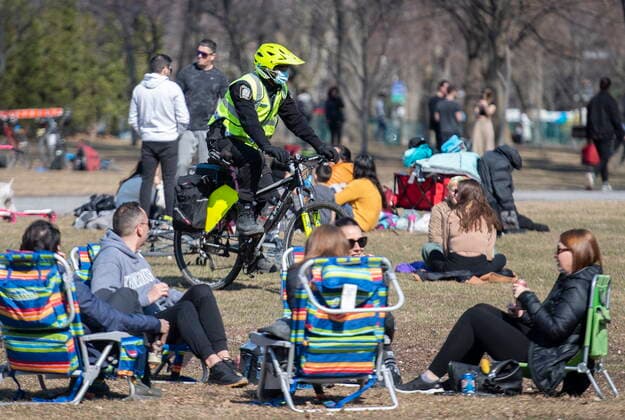 April 4, 2021, Montreal, PQ, Canada: Police patrol a park inspecting gatherings in Montreal, Sunday, April 4, 2021, as the COVID-19 pandemic continues in Canada and around the world. Montreal Canada  - ZUMAc35_ 20210404_zaf_c35_066 Copyright: xGrahamxHughesx