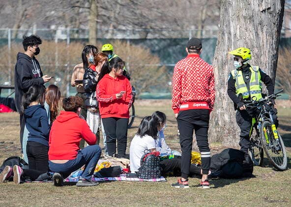 April 4, 2021, Montreal, PQ, Canada: Police talk with people as they gather in a park in Montreal, Sunday, April 4, 2021, as the COVID-19 pandemic continues in Canada and around the world. Montreal Canada  - ZUMAc35_ 20210404_zaf_c35_068 Copyright: xGrahamxHughesx