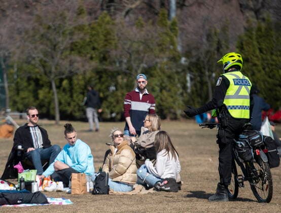 April 4, 2021, Montreal, PQ, Canada: Police talk with people as they gather in a park in Montreal, Sunday, April 4, 2021, as the COVID-19 pandemic continues in Canada and around the world. Montreal Canada  - ZUMAc35_ 20210404_zaf_c35_069 Copyright: xGrahamxHughesx