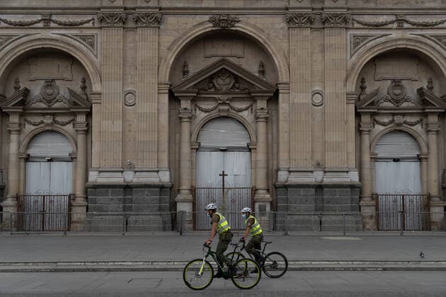 April 4, 2021, Santiago, Metropolitana, Chile: Inspection police pass in front of the closed cathedral of Santiago, on Easter Sunday, in the midst of the total quarantine decreed last week for the Metropolitan Region. Santiago Chile - ZUMAb332 20210404_zip_b332_028 Copyright: xMatiasxBasualdox