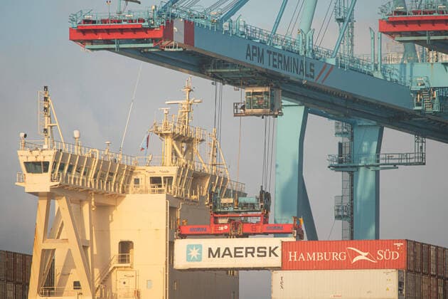 Bilder des Jahres 2021, News 04 April News Themen der Woche KW13 News Bilder des Tages The vessels ,Maersk Denver and Mary Maersk, at the APM terminal, managed by Maerks .in the port of Algeciras (Cadiz), where they are carrying out container unloading works, after arriving from the Suez Canal (Egypt) after the grounding. Algeciras (Cadiz) on April 04th, 2021. 04 APRIL 2021 Marcos Moreno 04 04 2021 Algeciras (Cadiz), Andalucia Algeciras (Cadiz), Andalucia Spain Copyright: xMarcosxMorenox 3631461
