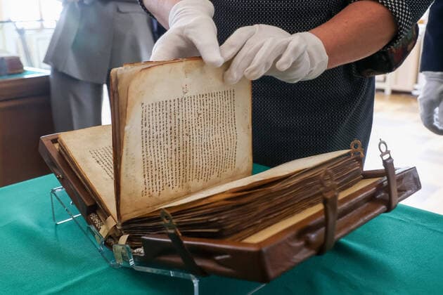 Bilder des Jahres 2021, Entertainment 04 April Entertainment Themen der Woche KW14 MOSCOW, RUSSIA â€“ APRIL 5, 2021: The restored Codex Marianus is shown in the Pashkov House during the 5th international academic and research seminar titled Document Restoration: Conservatism and Innovation â€“ 2021. The Codex Marianus is a 10th-early 11th century Gospel book in Church Slavonic, written in Glagolitic script. Vladimir Gerdo TASS  TS0FB9F5