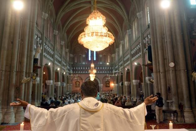 Pakistan: Christian worshipers pray during an Easter mass at Catholic Sacred Heart Cathedral Church Pakistani Christian worshipers pray during an Easter mass at Catholic Sacred Heart Cathedral Church in Lahore. Arch bishop Sebastian Francis Shaw leading the mass prayer at Catholic Sacred Heart Cathedral Church .Christians around the world are marking of Easter Sunday during Holy Week were Christians observed and celebrated the Easter with special Easter mass prayer ceremonies across the Lahore and globally on Sunday. Lahore Punjab Pakistan Copyright: RanaxSajidxHussain