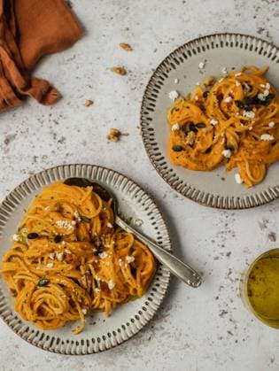 IMAGO Creative: Clickbait, Rezepte und Kochen From above of delicious pumpkin noodles with seeds served on plate of table for lunch Copyright: xCintiaxViudezx Model Released