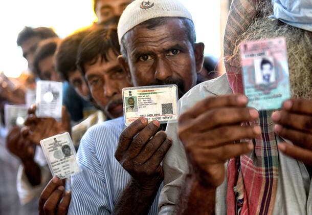 Bilder des Jahres 2021, News 04 April News Themen der Woche KW14 News Bilder des Tages April 6, 2021, Baruipur, India: Voters hold National Identity Cards ready to cast their ballots during the 2021 West Bengal Legislative Assembly election in Baruipur. Baruipur India - ZUMAs197 20210406_zaa_s197_010 Copyright: xAvishekxDasx