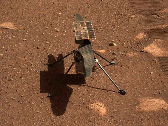 Bilder des Jahres 2021, News 04 April News Themen der Woche KW14 April 6, 2021, Mars Surface: NASA s Ingenuity Mars helicopter is seen in a close-up taken by Mastcam-Z, a pair of zoomable cameras aboard the Perseverance rover. This image was taken on April 5, 2021, the 45th Martian day, or sol, of the mission. NASA is targeting no earlier than Sunday, April 11, for Ingenuity Mars Helicopter s first attempt at powered, controlled flight on another planet. To mark a month of Ingenuity flights, the agency will host several events to bring people along for the ride. A livestream confirming Ingenuity s first flight is targeted to begin around 3:30 a.m. EDT Monday, April 12, on NASA Television. Mars Surface - ZUMAz03_ 20210406_sha_z03_835 Copyright: xNASA JPL-Caltechx