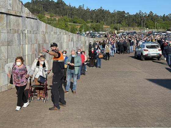 A long line of people crowds in the mass vaccination of Santiago de Compostela on April 6, 2021. The mass vaccination scheduled for this Tuesday afternoon in Santiago suffers delays and there have been queues and agglomerations at the doors of the Eisseman room, in the Cidade da Cultura. 06 APRIL 2021;COVID-19;CORONAVIRUS;VACCINATION Ãlvaro Ballesteros LagenciaEP 04 06 2021 Santiago de Compostela, Galicia Santiago de Compostela, Galicia Spain Copyright: xÃlvaroxBallesterosx 3634457