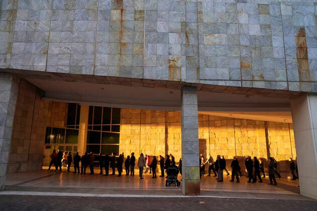 A long line of people crowds in the mass vaccination of Santiago de Compostela to April 6, 2021. The mass vaccination scheduled for this Tuesday afternoon in Santiago suffers delays and there have been queues and crowds at the doors of the Eisseman room, in the Cidade da Cultura. 6 APRIL 2021 Ãlvaro Ballesteros LagenciaEP 04 06 2021 Santiago de Compostela (Spain) Santiago de Compostela (Spain) Spain Copyright: xÃlvaroxBallesterosx 3634544