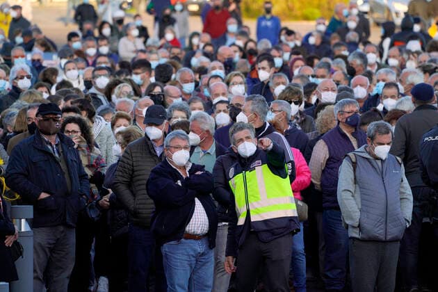 A long line of people crowds in the mass vaccination of Santiago de Compostela to April 6, 2021. The mass vaccination scheduled for this Tuesday afternoon in Santiago suffers delays and there have been queues and crowds at the doors of the Eisseman room, in the Cidade da Cultura. 6 APRIL 2021 Ãlvaro Ballesteros LagenciaEP 04 06 2021 Santiago de Compostela (Spain) Santiago de Compostela (Spain) Spain Copyright: xÃlvaroxBallesterosx 3634547