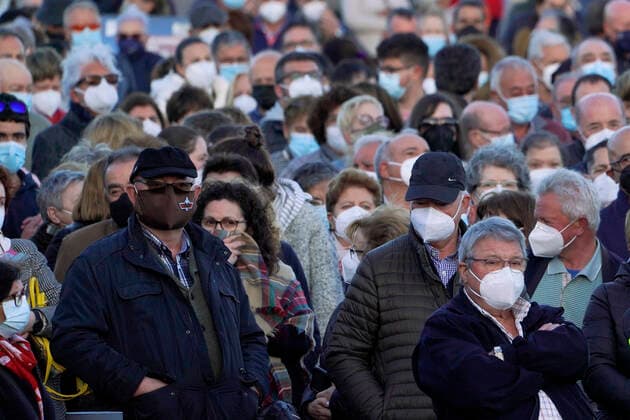 A long line of people crowds in the mass vaccination of Santiago de Compostela to April 6, 2021. The mass vaccination scheduled for this Tuesday afternoon in Santiago suffers delays and there have been queues and crowds at the doors of the Eisseman room, in the Cidade da Cultura. 6 APRIL 2021 Ãlvaro Ballesteros LagenciaEP 04 06 2021 Santiago de Compostela (Spain) Santiago de Compostela (Spain) Spain Copyright: xÃlvaroxBallesterosx 3634548