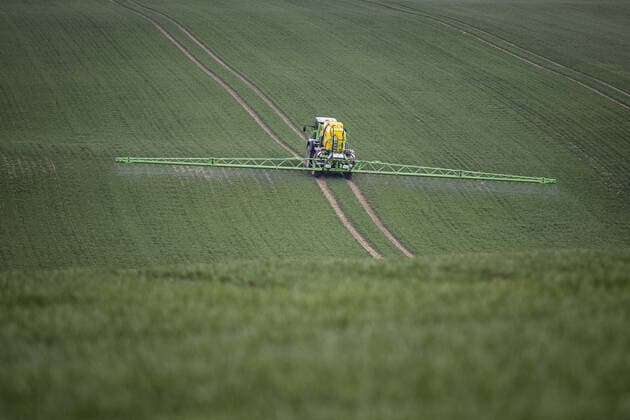IMAGO Creative: Landleben, Mit Nachhaltigkeit grün auf dem Land leben Pflanzenschutzgeraet auf einem Feld bei Goerlitz, 29.03.2021. Goerlitz Deutschland *** Plant protection equipment in a field near Goerlitz, 29 03 2021 Goerlitz Germany Copyright: xFlorianxGaertner photothek.dex