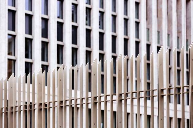 Hauptsitz des Bundesnachrichtendienst (BND) in Berlin, welcher zuvor in Pullach stationiert war. Der Bundesnachrichtendienst in Berlin ist neben dem Bundesamt für Verfassungsschutz und dem Militärischen Abschirmdienst einer der drei deutschen Nachrichtendienste des Bundes und als einziger deutscher Nachrichtendienst zuständig für die zivile und militärische Auslandsaufklärung. (Das Foto entstand mit Genehmigung des BND und unter Aufsicht des Teamleiters Öffentlichkeitsarbeit der BND Stabsstelle Kommunikation) Berlin, 01.04.2021 *** Headquarters of the Federal Intelligence Service BND in Berlin, which was previously stationed in Pullach The Federal Intelligence Service in Berlin is, along with the Federal Office for the Protection of Foto:xC.xHardtx xFuturexImage