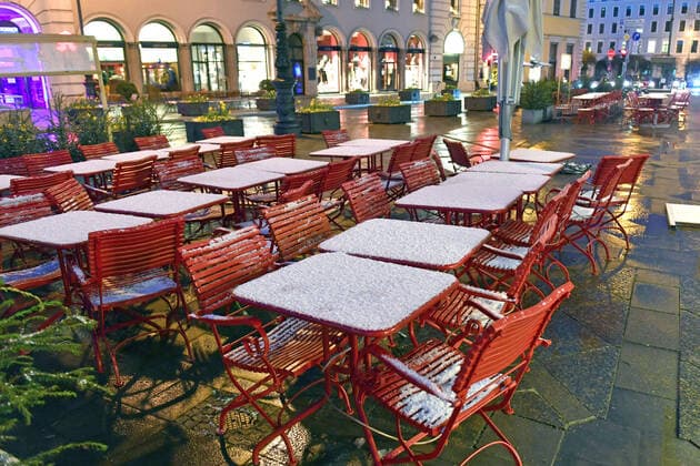 Theme picture Coronavirus Pandemie consequences for the catering trade comes now the bridge Lockdown snow-covered and tied together empty tables and chairs before a restaurant, external catering trade in the Brienner road in Munich on 06 04 2021 after winter onset