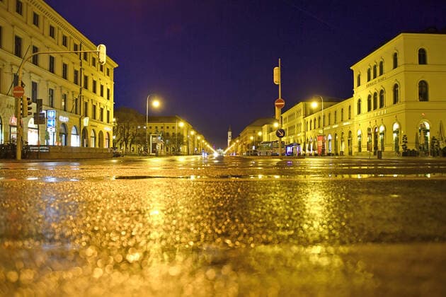 Theme picture Coronavirus Pandemie comes now the bridge lockdown Empty Leopoldstrasse without cars and people in Munich on 06 04 2021 in the evening after snow rain