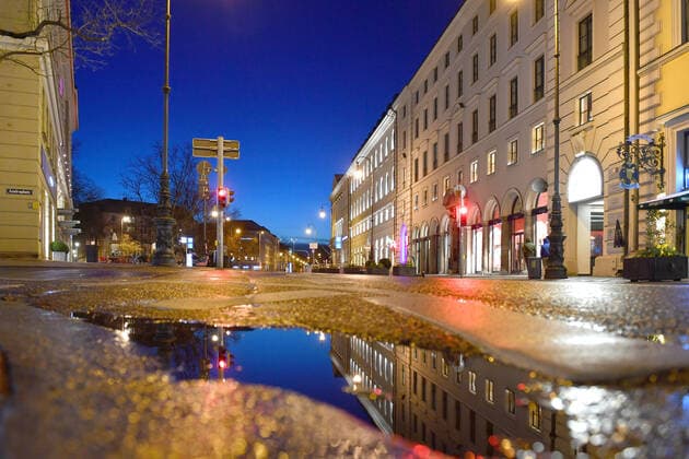 Theme picture Coronavirus Pandemie comes now the bridge lockdown Empty Brienner Strasse without cars and people in Munich on 06 04 2021 in the evening after snow rain