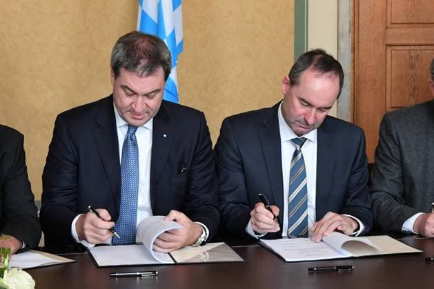 Aiwanger mit Söder Hubert Aiwanger, Freie Wähler, und Dr.Markus Söder, CSU, bei der Unterzeichnung des Koalitionsvertrags 2018 bis 2023 im Bayerischen Landtag am 05.11.2018. München Bayern Deutschland *** Aiwanger with Söder Hubert Aiwanger, Free Voters, and Dr Markus Söder, CSU, at the signing of the coalition agreement 2018 to 2023 in the Bavarian Parliament on 05 11 2018 Munich Bavaria Germany Copyright: xRolfxPossx