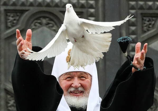 Bilder des Jahres 2021, News 04 April News Themen der Woche KW14 MOSCOW, RUSSIA - APRIL 7, 2021: Patriarch Kirill of Moscow and all Russia releases doves into the sky to mark the feast of Annunciation outside the Cathedral of Christ the Savior. Mikhail Tereshchenko TASS  TS0FBD0F